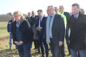 Im Beisein von Vertretern vom Landesbau, Energie und Geologie, der Landwirtschaftskammer Niedersachen sowie kooperierenden Landwirten aus der Region informierte sich Landwirtschaftsministerin Barbara Otte-Kinast über das Modellvorhaben Torf- und klimaschonende Landwirtschaft im Gnarrenburger Moor.  Foto: im