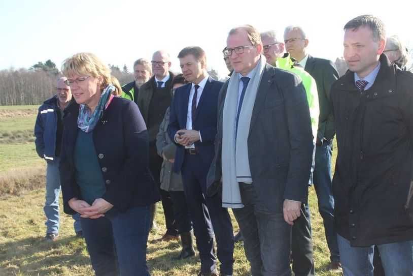 Im Beisein von Vertretern vom Landesbau, Energie und Geologie, der Landwirtschaftskammer Niedersachen sowie kooperierenden Landwirten aus der Region informierte sich Landwirtschaftsministerin Barbara Otte-Kinast über das Modellvorhaben Torf- und klimaschonende Landwirtschaft im Gnarrenburger Moor.  Foto: im