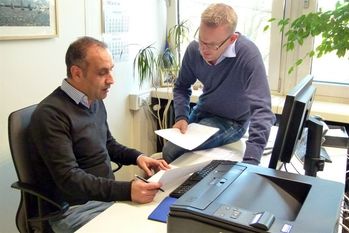 Gerd Hachmöller (Landkreis) und Samer Tannous (l.), zwei der Referenten, bereiten sich auf ihre Vorträge vor. Foto: eb