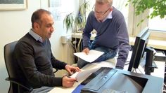 Gerd Hachmöller (Landkreis) und Samer Tannous (l.), zwei der Referenten, bereiten sich auf ihre Vorträge vor. Foto: eb