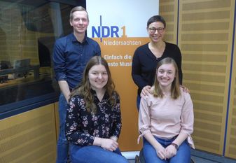 Erja Söhl und Fenja Wilkens (vorne l.) und Tobias Wehber besuchten Moderatorin Martina Gilica in der Sendung NDR 1 - Plattenkiste“ und erzählten von der Landjugend in Hollen. Foto: eb