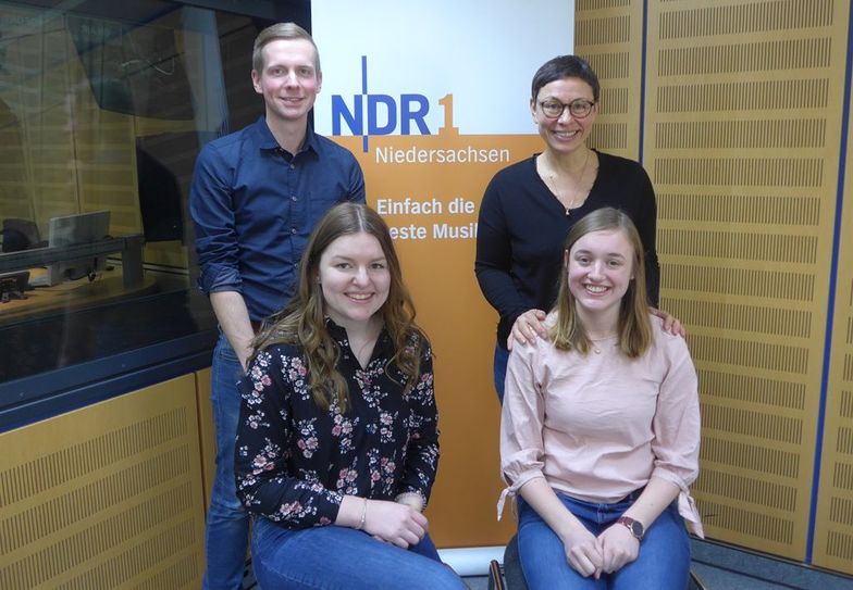 Erja Söhl und Fenja Wilkens (vorne l.) und Tobias Wehber besuchten Moderatorin Martina Gilica in der Sendung NDR 1 - Plattenkiste“ und erzählten von der Landjugend in Hollen. Foto: eb
