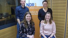 Erja Söhl und Fenja Wilkens (vorne l.) und Tobias Wehber besuchten Moderatorin Martina Gilica in der Sendung NDR 1 - Plattenkiste“ und erzählten von der Landjugend in Hollen. Foto: eb