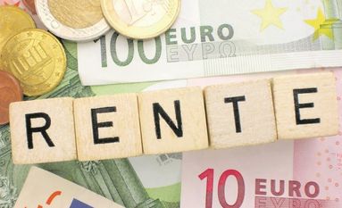 Damit man im Alter nicht jeden Cent umdrehen muss, sollte man sich rechtzeitig informieren, ob Versicherungen finanzielle Defizite ausgleichen können. Foto: Fotolia/AndrzeyBardyszewski