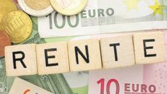 Damit man im Alter nicht jeden Cent umdrehen muss, sollte man sich rechtzeitig informieren, ob Versicherungen finanzielle Defizite ausgleichen können.  Foto: Fotolia/AndrzeyBardyszewski