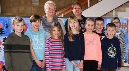 Petra Papenfuß vom Schulverein Worpswede (hinten links), Schülerinnen und Schüler der Grundschule sowie Astrid Winkler vom Edeka Winkler Markt freuen sich darüber, dass der Schulverein mit dem gespendeten Geld nun wieder die dringend notwendigen Anschaffungen tätigen kann. Foto: mr