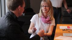 Zwei Wattestäbchen sind heutzutage alles, was man braucht, um eine Typisierung durchzuführen. Früher musste dem  potenziellen Spender dafür noch Blut abgenommen werden. Aktionen wie die in der Sparkasse wären damals nicht möglich gewesen.  Foto: jm