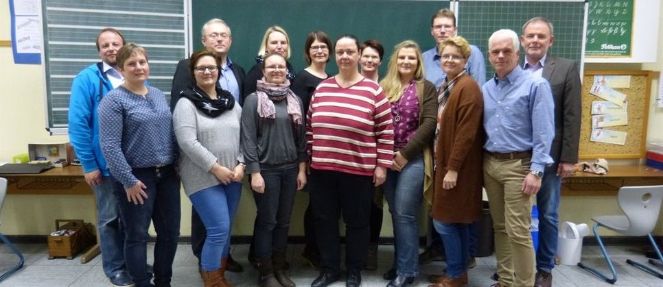 v.l.: Heino Böttjer, Claudia Kück, Yvonne Müller, Lars Druske, Frauke Scholz, Janet Kück, Maja Zeißig, Judith Albrecht, Nadine Stelljes, Esther Tönjes, Volker Stemmermann, Silke Homburg, Sven Brinkmann (1. Vorsitzender), Volker Kullik (Schulleiter). Foto: eb