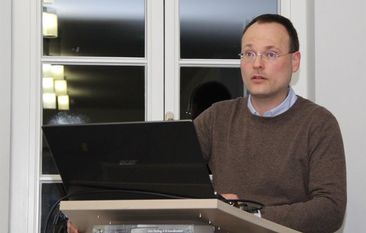 Ein kaum bekanntes Detail der Kriegsgeschichte: Dr. Lars Hellwinkel referierte in der Gedenkstätte Lager Sandbostel über den Einsatz von Kriegsgefangenen in der Hansestadt Hamburg.  Foto: ue