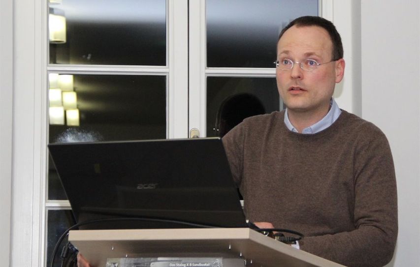 Ein kaum bekanntes Detail der Kriegsgeschichte: Dr. Lars Hellwinkel referierte in der Gedenkstätte Lager Sandbostel über den Einsatz von Kriegsgefangenen in der Hansestadt Hamburg.  Foto: ue