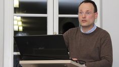Ein kaum bekanntes Detail der Kriegsgeschichte: Dr. Lars Hellwinkel referierte in der Gedenkstätte Lager Sandbostel über den Einsatz von Kriegsgefangenen in der Hansestadt Hamburg.  Foto: ue