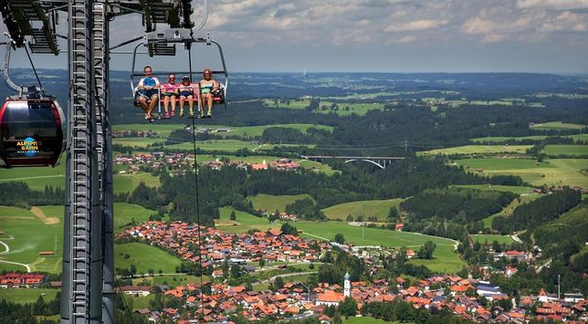 Die Alpspitzbahn bringt Wanderer und Ausflügler ganz bequem bis auf 1.500 Höhenmeter.
 Foto: djd/Nesselwang Marketing/W. Pfisterer