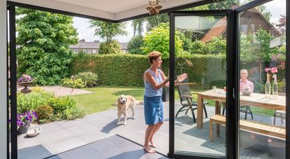 Um die Ecke gedacht: Die Glas-Faltwand kommt ohne einen störenden Stützpfeiler im Eckbereich aus.
 Foto: djd