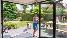 Um die Ecke gedacht: Die Glas-Faltwand kommt ohne einen störenden Stützpfeiler im Eckbereich aus.
 Foto: djd