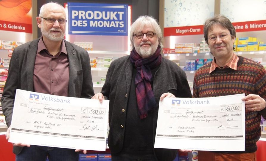 Von links: Burghard Nohns (Avie Apotheke), Matthias Schmidt und Thomas Rinke bei der Spendenübergabe von 1.000 Euro.  Foto: jm