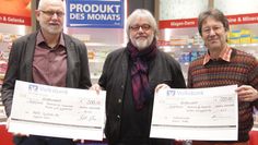 Von links: Burghard Nohns (Avie Apotheke), Matthias Schmidt und Thomas Rinke bei der Spendenübergabe von 1.000 Euro.  Foto: jm