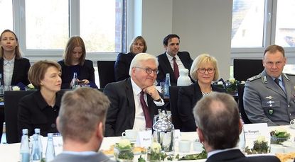Der Bundespräsident in entspannter Atmosphäre im Gespräch mit Vertretern der Samt- und Gliedgemeinden.  Foto: ls