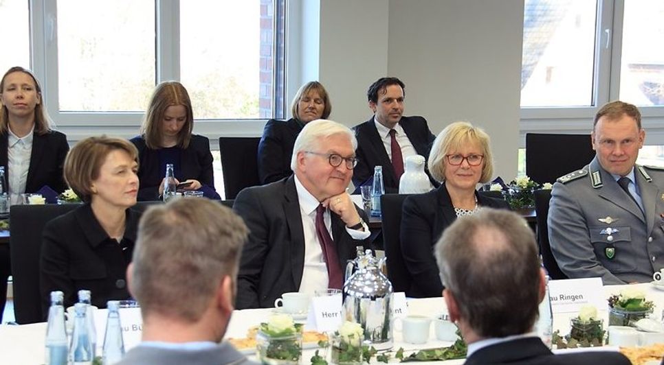 Der Bundespräsident in entspannter Atmosphäre im Gespräch mit Vertretern der Samt- und Gliedgemeinden.  Foto: ls