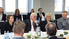 Der Bundespräsident in entspannter Atmosphäre im Gespräch mit Vertretern der Samt- und Gliedgemeinden.  Foto: ls