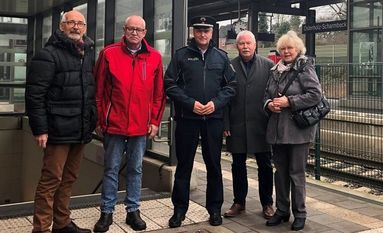 Die Sozialverbände (SoVD, AWO und VDK) trafen sich mit dem Pressesprecher Holger Jureczko der Bahnpolizei zum Gespräch.  Foto: eb