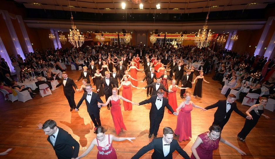 Die Debütanten und Debütantinnen eröffnen den Stader Opernball. Foto: Martin Elsen