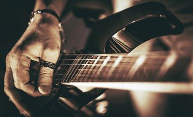 Schon seit den 60er-Jahren ist ein entscheidender Sound-Faktor die Verwendung von Effektgeräten. Foto: Archiv/Fotolia