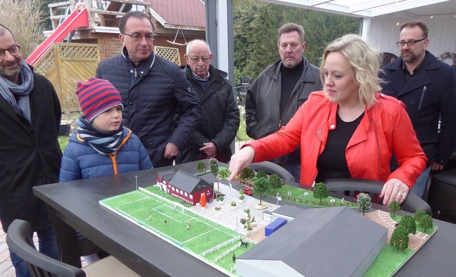 Martina de Wolff erläutert am Modell den Entwurf des neuen Festplatzes.  Foto: hc