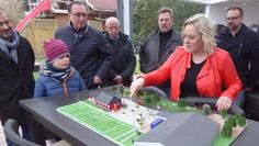 Martina de Wolff erläutert am Modell den Entwurf des neuen Festplatzes.  Foto: hc