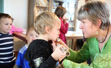 Uta Fasold, Musikpädagogin der Kreismusikschule, mit dem vierjährigen Levin, der am liebsten so spielen möchte wie die Musiker seiner Lieblingsband „Sondaschule“. Man beachte seinen Aufnäher am Ärmel. Wir glauben an dich, Levin.   Foto: ek