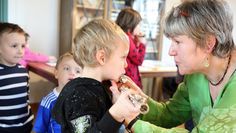 Uta Fasold, Musikpädagogin der Kreismusikschule, mit dem vierjährigen Levin, der am liebsten so spielen möchte wie die Musiker seiner Lieblingsband „Sondaschule“. Man beachte seinen Aufnäher am Ärmel. Wir glauben an dich, Levin.   Foto: ek
