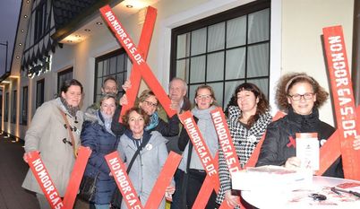 Mitglieder der Bürgerinitiative „NoMoorGas“ mit ihren roten Xen vor dem Grasberger Hof. Foto: ui