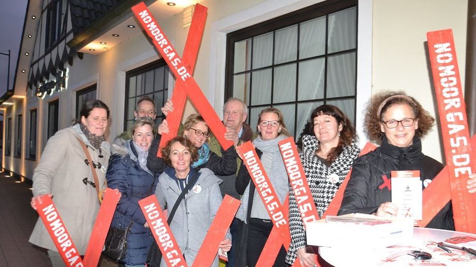 Mitglieder der Bürgerinitiative „NoMoorGas“ mit ihren roten Xen vor dem Grasberger Hof.  Foto: ui