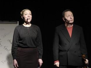 Die Schauspielerin Kristin Kehr schlüpft in die Rolle von Rosa Luxemburg und trägt deren Briefe aus dem Gefängnis vor. Tristan Jorde gibt gleich verschiedenen Zeitgenossen eine Stimme. Foto: eb