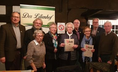 Vorsitzender Axel Miesner (li.) und Ehrenvorsitzender Hinrich Tietjen ehren Mitglieder für ihre 40- bzw. 25-jährige Mitgliedschaft. Foto: eb