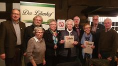 Vorsitzender Axel Miesner (li.) und Ehrenvorsitzender Hinrich Tietjen ehren Mitglieder für ihre 40- bzw. 25-jährige Mitgliedschaft. Foto: eb