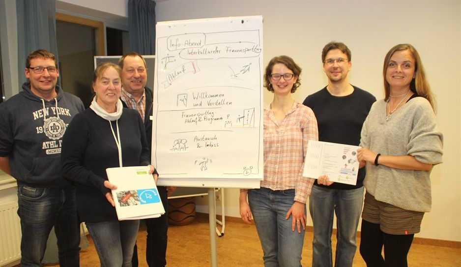Sie freuen sich auf die Ausrichtung des ersten Interkulturellen Frauensporttages. Axel Körner vom TSV Zeven, Susanne Kuppler vom Kreissportbund, Bernd Meyer vom TSV Bevern, Marie Charbonnier, Koordinationsstelle Migration und Teilhabe im Landkreis, Christian Beil vom TSV Bremervörde und Sandra Pragmann Koordinationsstelle für ehrenamtliche Arbeit im Landkreis (v.l.).  Foto: im