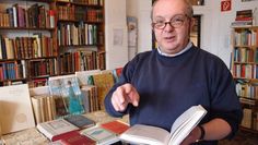 Ian Bild liest im Theater Worpswede und berichtet über Worpswede in der Nachkriegszeit.  Foto: eb