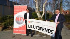 Der NFV-Kreisverband Rotenburg mit seinem Vorsitzenden Uwe Schradick (l.) möchte dazu beitragen, dass die „Blutspendemeisterschaft“ ein Erfolg wird. Über die Aktion freut sich auch Bremervördes DRK-Geschäftsführer Rolf Eckhoff. Foto: St. Jeschke/DRK
