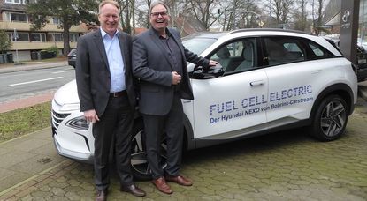 Andreas Schmidt und Burkhard Niebank (v.li.) präsentieren den neuen Saubermann: Der NEXO mit Wasserstoff-Antrieb schont die Umwelt.  Foto: hc