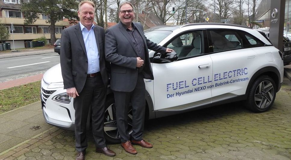 Andreas Schmidt und Burkhard Niebank (v.li.) präsentieren den neuen Saubermann: Der NEXO mit Wasserstoff-Antrieb schont die Umwelt.  Foto: hc