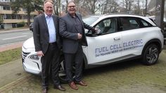 Andreas Schmidt und Burkhard Niebank (v.li.) präsentieren den neuen Saubermann: Der NEXO mit Wasserstoff-Antrieb schont die Umwelt.  Foto: hc