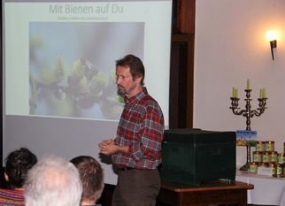 Imker aus Leidenschaft: Dirk Israel berichtete für den NABU über seine umfangreichen Erfahrungen mit den Bienen. Dabei kombinierte er gesammeltes Wissen mit wissenschaftlichen Fakten zu einem interessanten Vortragsabend.  Foto: ue