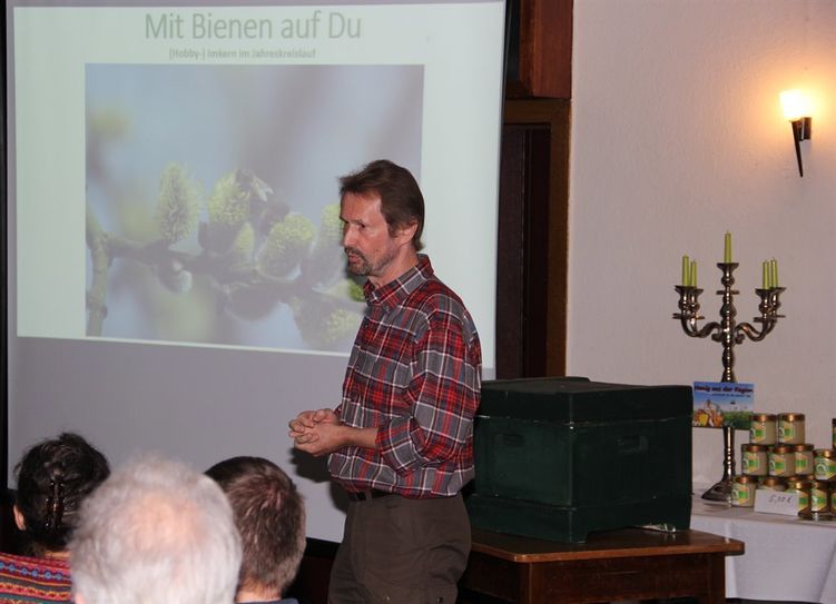 Imker aus Leidenschaft: Dirk Israel berichtete für den NABU über seine umfangreichen Erfahrungen mit den Bienen. Dabei kombinierte er gesammeltes Wissen mit wissenschaftlichen Fakten zu einem interessanten Vortragsabend.  Foto: ue