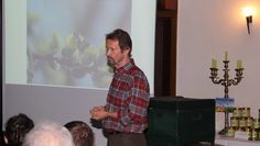 Imker aus Leidenschaft: Dirk Israel berichtete für den NABU über seine umfangreichen Erfahrungen mit den Bienen. Dabei kombinierte er gesammeltes Wissen mit wissenschaftlichen Fakten zu einem interessanten Vortragsabend.  Foto: ue