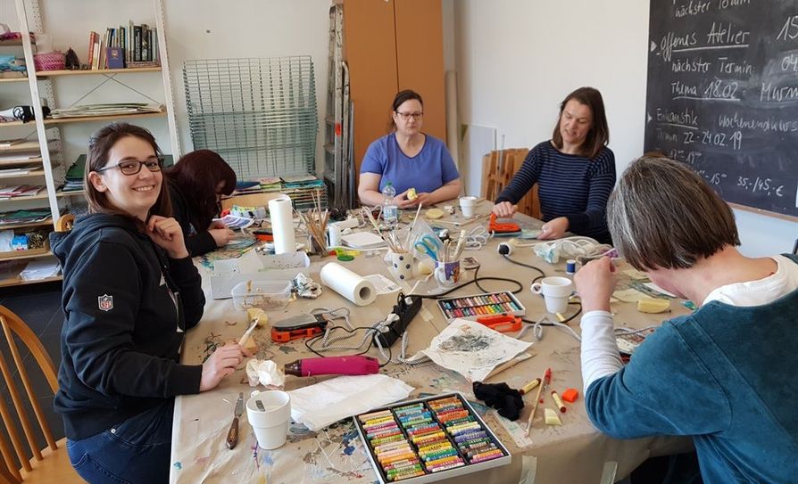 Mit viel Freude widmeten sich die Teilnehmerinnen der Enkaustik. Foto: eb