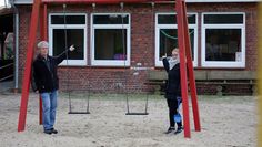 Noch hat der Kindergarten „Waldfreunde“ sein Domizil in dem alten Schulgebäude. Nach dem Neubau der Kindertagesstätte wird es abgerissen. Ortsvorsteher Klaus Tienken (CDU) und Kita-Leiterin Mareike Prigge haben sich bereits über über die Baupläne informiert.  Foto: khe