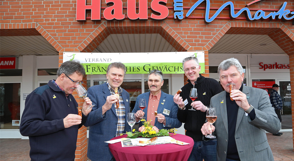 Leckere Bratwurst mit ausgesuchten Weinen - Auch in diesem Jahr heißt es Prost! bei der Weinvernissage zum traditionellen Angrillen im Haus am Markt.  Foto: Rudi Merkl