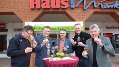 Leckere Bratwurst mit ausgesuchten Weinen - Auch in diesem Jahr heißt es Prost! bei der Weinvernissage zum traditionellen Angrillen im Haus am Markt.  Foto: Rudi Merkl