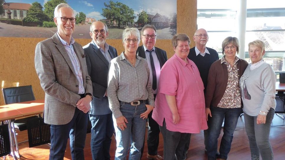 Manfred Henkis, Manfred Weidenbach, Karin Beuth, Harry Schnakenberg, Monika Stahlberg, Dieter Cordes, Ute Schwarzrock und Barbara Spitze (v.li.) stellen sich als neuer Seniorenbeirat vor. Es fehlt Peter Lessmann.  Foto: hc