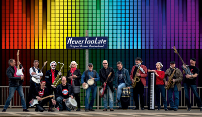 13 Rentner, eine Band - NeverTooLate treten in der Stadthalle auf. Foto: eb